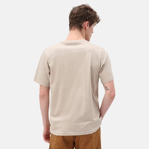 Klassisk Dickies t-shirt i Sandstone med diskret Dickies logo trykt på brystet