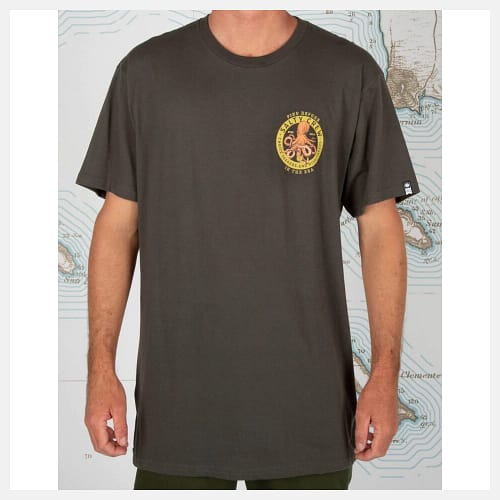 Salty Crew - Deep Reach t-shirt i grå med et flot print af en blæksprutte og logo foran og et stort bagpå