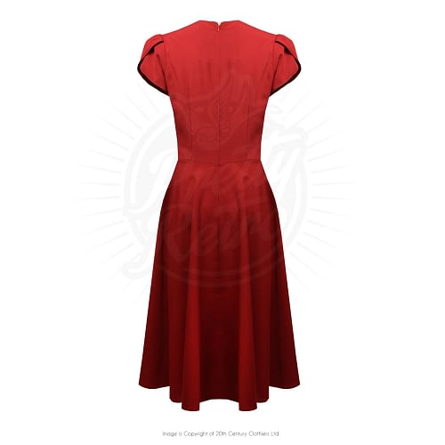 Smuk rød kjole med en flot draperet halsudskæring i 40er-50er stil
