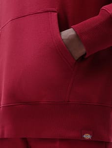 Dickies Saxman Hoodie rødt i mørkerød er en klassisk hoodie  til mænd med rund hal