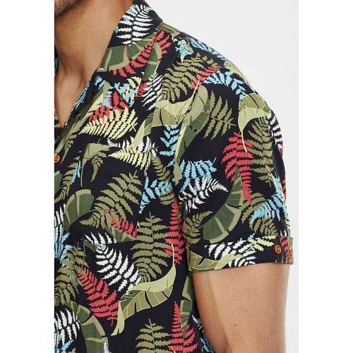 Oscar Tropical Palm er en skjorte med et fantastisk print af palme- og bregneblade på en sort bund og med et autentisk vibe af 1950'erne