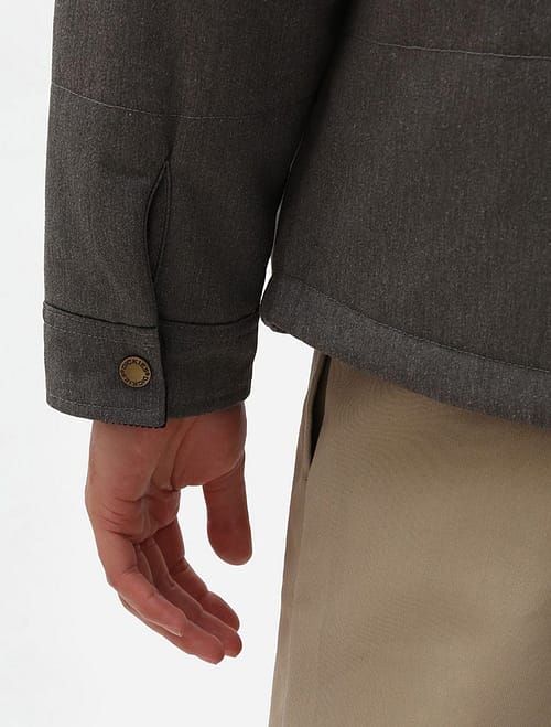Dickies Pedro Bay jakken er en klassisk jakke, med et varmt quiltet gråt ydre og med et lækkert og flot ternet flannelfoer