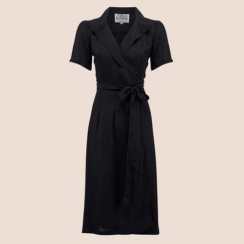En smuk klassisk 40’er stil slå-om kjole i hel sort