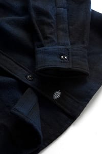 Dickies Waneta er en lækker langærmet garnfarvet skjorte i navy og sort den har to brystlommer med knaplukning.