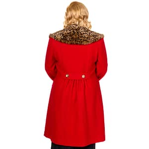 Man kan ikke få for meget med leopard! Denne flotte røde luksuriøse elegante vinterfrakke er inspireret af 50'erne og fremstillet i en fast men blød uldblanding