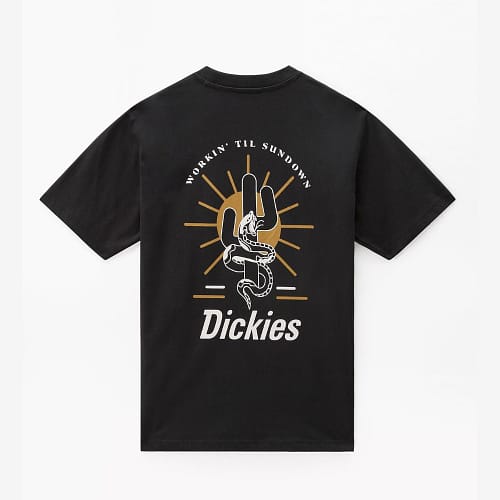 Dickies Bettles T-Shirt i sort er en afslappet herre t-shirt med rund hals, der er toppet med western inspirerede detaljer