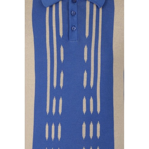 Få det autentiske vintage look med denne strikpolo med et flot retromønster med elfenbenshvide striber på blå bund og med knaplukning i rigtig 50'er-60'er stil