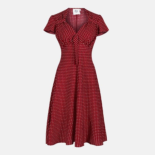 Dette er en fabelagtig kjole i flot vinrød med prikker og med en smuk sweetheart halsudskæring med bindebånd