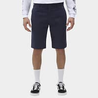 Dickies Slim Fit shorts i Navy Blue er en opdateret udgave den klassiske Dickies-stil med en slim fit og regelmæssig længde