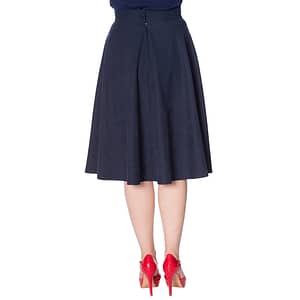 Charmerende og super klassisk retro-inspireret 50’er nederdel med vidde i flot navyblåt fløjs lignende stof og med praktiske lommer i sidesømmen