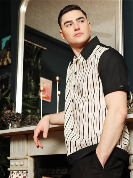 David striped skjorte er en vintageinspireret med sorte striber på en hvid bund og med et autentisk vibe af 1950'erne