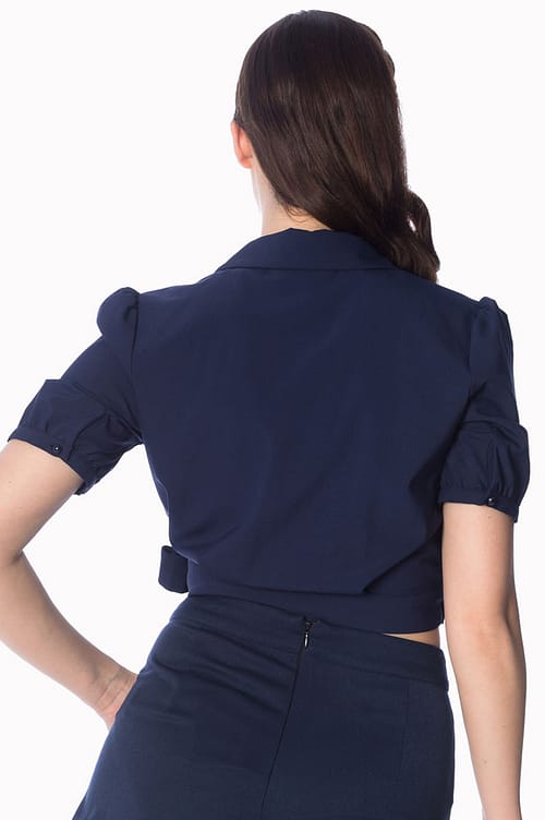 Fin navyblå slå-om bluse, som passer perfekt til højtaljede bukser, shorts og nederdele