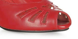 Fine røde peep toe vintage inspireret sko med hjerteudskæring med en kraftig hæl i mellemhøjde.