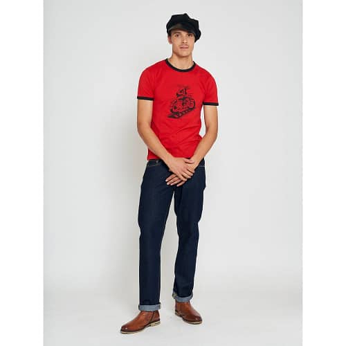 Flot rød t-shirt med et 1940'er inspireret café racermotiv med sloganet "Vintage Style For Modern Life". Klassisk ringerstil med sorte kontrastfarvet ribkanter på hals og ærmer