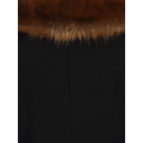 Fantastisk 1950'er sort frakke fra Collectif med imiteret pels. Den luksuriøse imiterede pelskrave og manchetter sammen den flotte markerede talje og swingskørt skaber en smuk silhuet