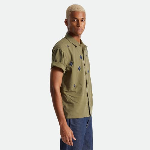 Brixton Camp Reserve i Armygrøn er cool skjorte med et flot broderet argyle mønster foran i navyblå og hvid
