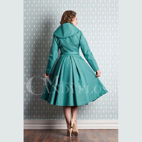Lorin-Tiffany trenchcoat fra Miss Candyfloss er en virkelig elegant turkis trenchcoat i vintage stil.