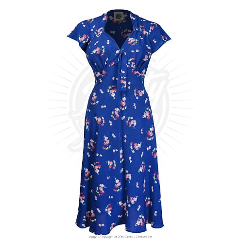 Dette er en fabelagtig kjole i flot klar blå med småblomster og med en smuk sweetheart halsudskæring med bindebånd