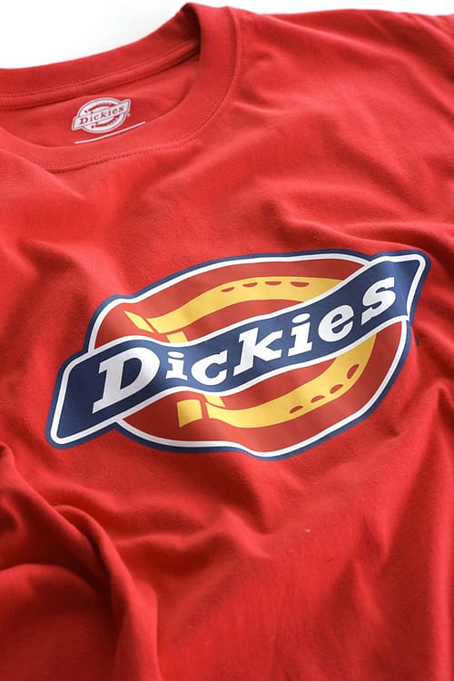 Klassisk Dickies t-shirt i rød og Dickies logos trykt på brystet