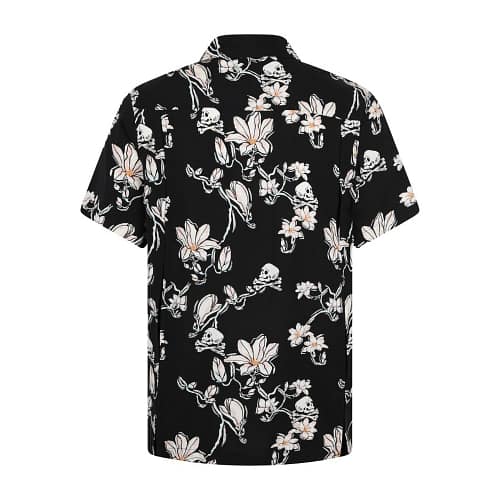 Skjorte med print af skulls og blomster på sort baggrund, den har korte ærmer, lommer foran