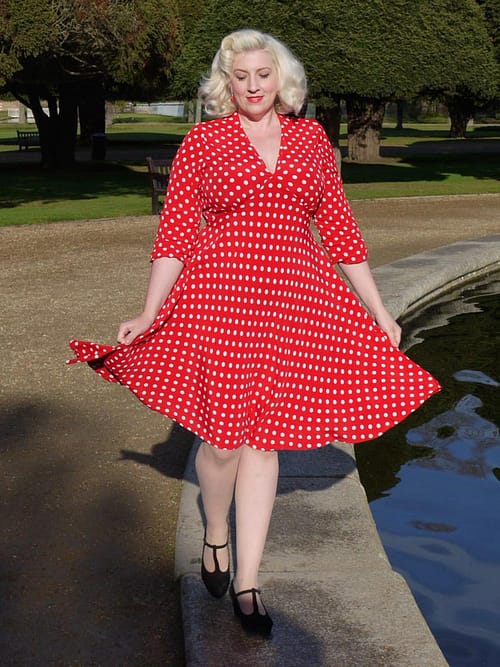 En smuk klassisk 40’er stil kjole i rød med med hvide polkadots