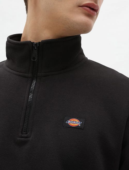 Dickies Oakport Quarter Zip i sort er en afslappet sweatshirt med lynlås ved halsen
