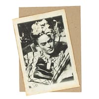 Den ikoniske og smukke kvinde Frida Kahlo foto portræt i sort og hvid