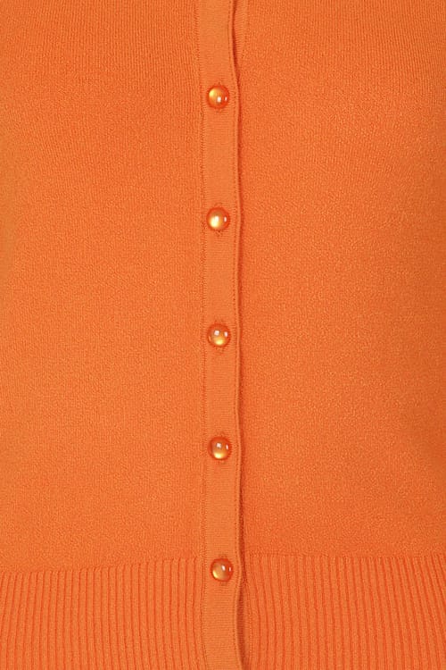 Paloma er en lækker 50er cardigan i smuk orange og med rund halsudskæring. Perfekt til hverdag eller fest.