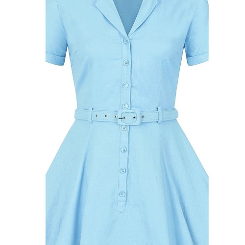 ollectif Caterina Swing er en klassisk skjortekjole i lyseblå, har en åben halskrave, knapper foran, korte ærmer med opsmørg og en swing underdel.