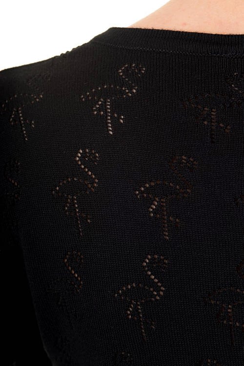 Smuk fin sort cardigan med flamingo hulmønster strikket ind. En tidløs cardigan og en rigtig musthave til enhver sæson