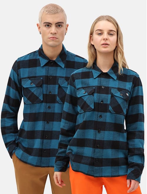 Sacramento er den klassiske ternede flannel skjorte fra Dickies, her i Coral Blue og sort