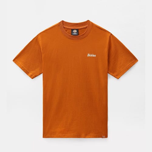 Dickies Bettles T-Shirt i Pumpkin Spice er en afslappet herre t-shirt med rund hals, der er toppet med western inspirerede detaljer