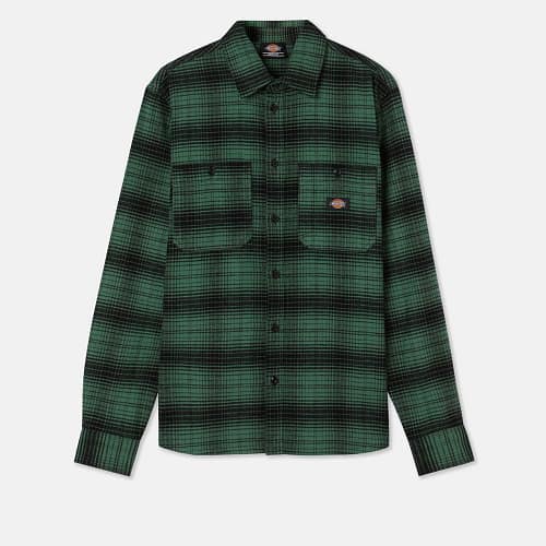 Dickies Evansville Skjorte Dark Ivy er en lækker langærmet grøn-ternet flannelskjorte til mænd, inspireret af klassisk arbejdstøj