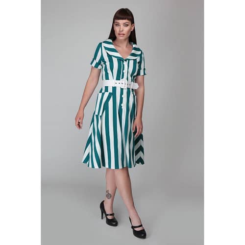 Brette Glade stribet kjole er en fantastisk grøn- og hvidstribet 1950er inspireret kjole, perfekt til en tur på stranden eller en sommeraften i Tivoli