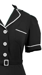 Klassisk 1950 stil skjortekjole i sort med flotte hvide kontrastbånd som er super behagelig at have på.