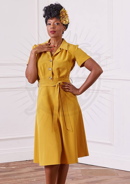 Smuk Sennepsgul skjortekjole med et solidt og fancy strejf af 40-50'ernes stil