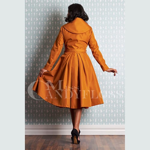 Lorin-Marigold trenchcoat fra Miss Candyfloss er en virkelig elegant trenchcoat i vintage stil.