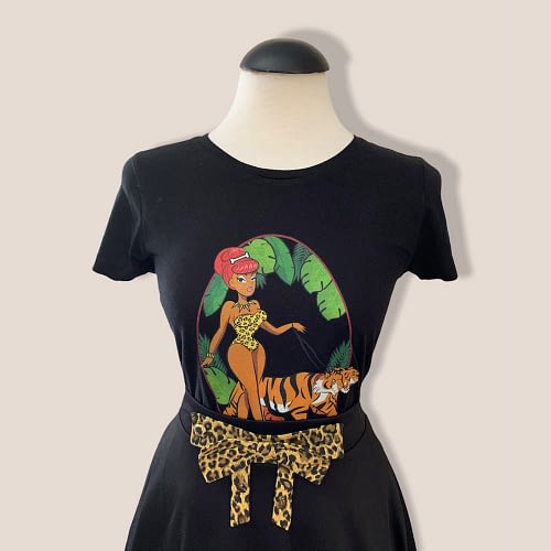 Super lækker kortærmet T-shirt i sort økologisk bomuld med en med tiger og junglegirl