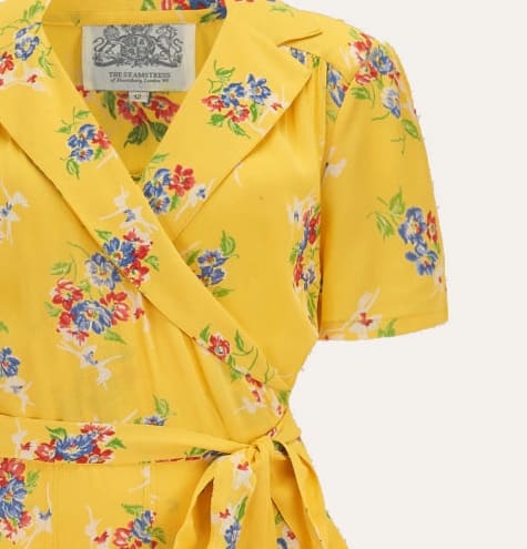 En smuk klassisk 40’er stil slå-om kjole i gul med flot blomsterprint