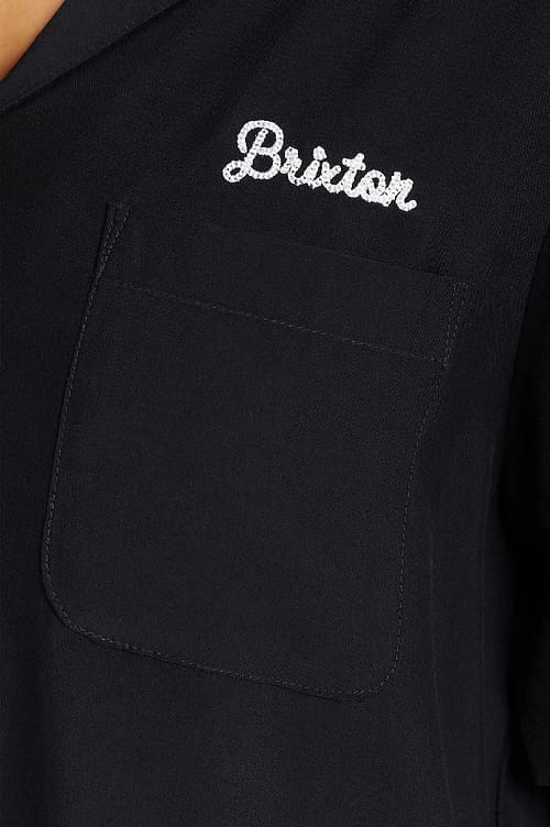 Brixton Bunker Block boyfriend skjorten er virkelig lækker kortærmet retro-inspireret bowlingskjorte i smuk sort viskosesatin