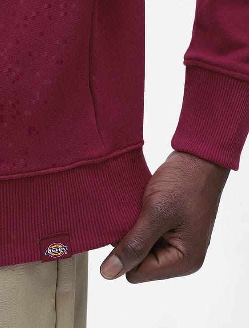 Dickies Aitkin sweatshirt i mørkerød er en klassisk sweatshirt til mænd med rund hals