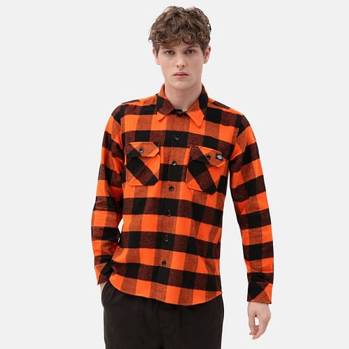 Sacramento er den klassiske ternede flannel skjorte fra Dickies, her i sort og orange