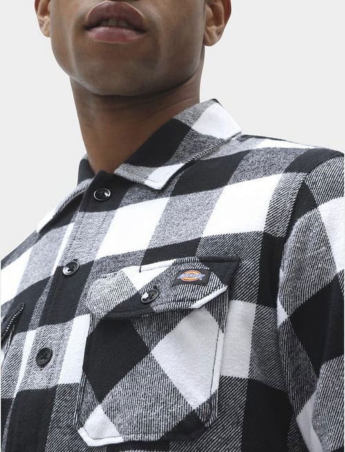 Sort/hvid ternet langærmet Dickies skjorte i lækker børstet flannel og med logo på den ene brystlomme.