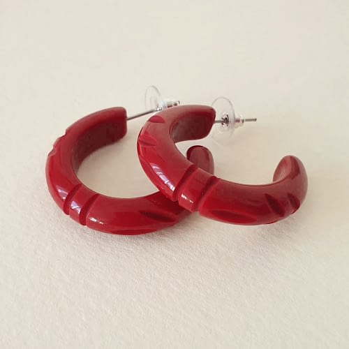 Elsie er vintage design baserede hoop øreringe i fakelit i en flot cherry rød og med flotte udskæringer et ægte vintage look.
