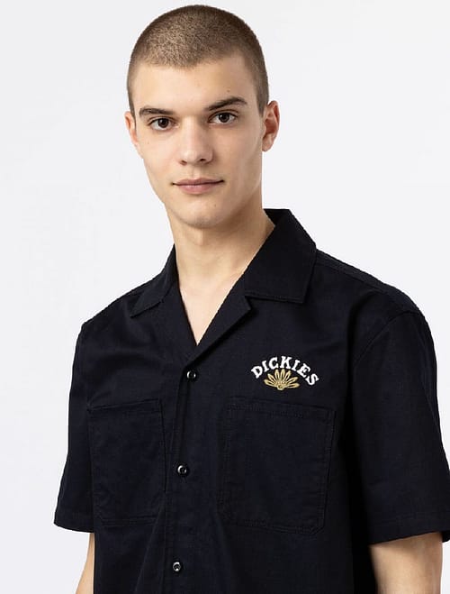 Dickies Fort Lewis skjorten er en kortærmet flot sort skjorte med et rigtig flot broderi på ryggen.