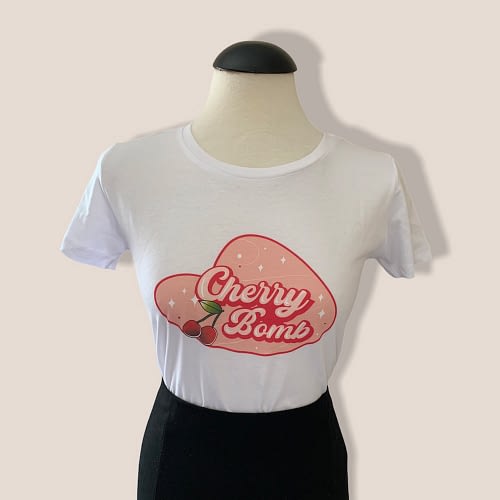 Super lækker kortærmet T-shirt i hvid økologisk bomuld med en med kirsebær