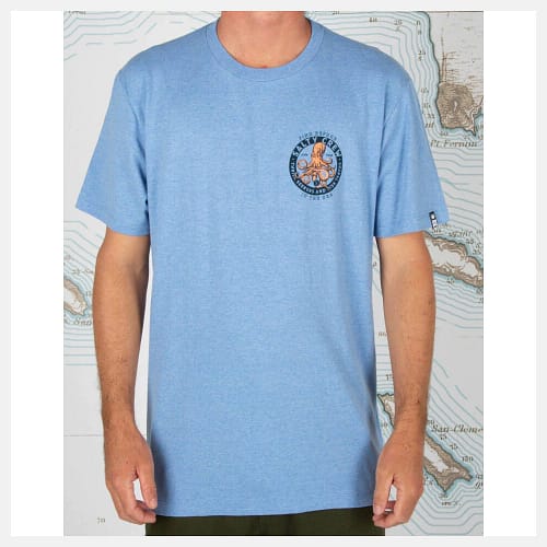Salty Crew - Deep Reach t-shirt i lyseblå med et flot print af en blæksprutte og logo foran og et stort bagpå