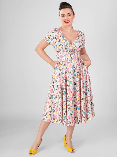 Maria Floral Whimsy Swing kjolen er en virkelig smuk vintage-inspireret kjole med det dejligste blomsterprint