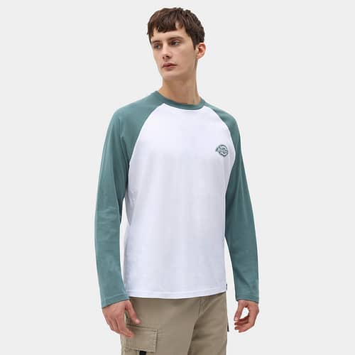 Dickies LS Cologne Baseball langærmet t-shirt, med grønne kontrast farvede raglan ærmer i sort