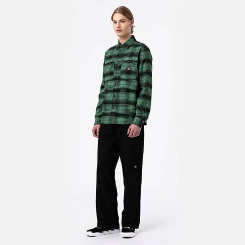 Dickies Evansville Skjorte Dark Ivy er en lækker langærmet grøn-ternet flannelskjorte til mænd, inspireret af klassisk arbejdstøj
